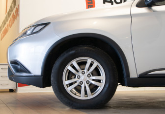 Подержанный автомобиль Mitsubishi Outlander 2018 года (28 фото)