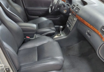 Подержанный автомобиль Toyota Avensis Sedan 2004 года (16 фото)