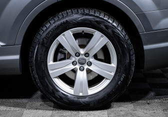 Подержанный автомобиль Audi Q7 2015 года (15 фото)