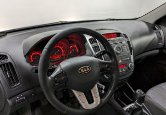 Подержанный автомобиль Kia Ceed Wagon 2011 года (13 фото)