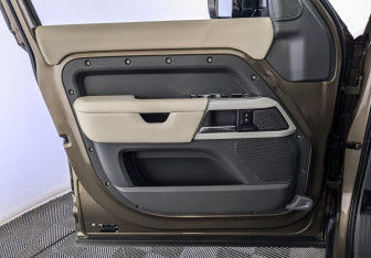 Подержанный автомобиль Land Rover Defender Suv 2021 года (19 фото)