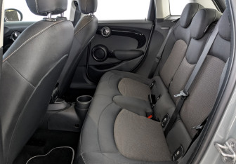 Подержанный автомобиль MINI Hatch 2020 года (18 фото)