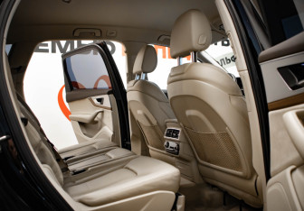 Подержанный автомобиль Audi Q7 2015 года (31 фото)