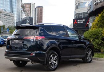 Подержанный автомобиль Toyota RAV4 2019 года (4 фото)