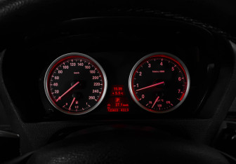 Подержанный автомобиль BMW X6 2014 года (12 фото)