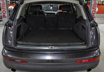 Подержанный автомобиль Audi Q7 2007 года (10 фото)