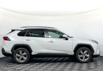 Подержанный автомобиль Toyota RAV4 2022 года (4 фото)