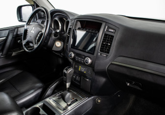 Подержанный автомобиль Mitsubishi Pajero 2012 года (11 фото)