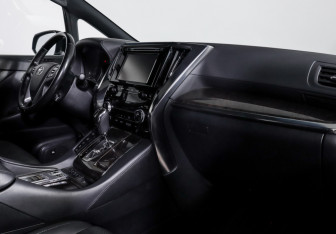 Подержанный автомобиль Toyota Alphard 2019 года (9 фото)