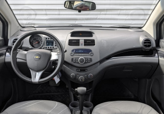 Подержанный автомобиль Chevrolet Spark 2012 года (14 фото)