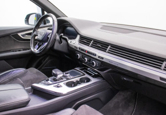 Подержанный автомобиль Audi Q7 2016 года (11 фото)