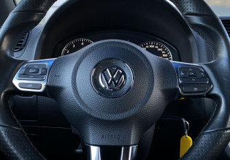 Подержанный автомобиль Volkswagen Scirocco 2011 года (17 фото)