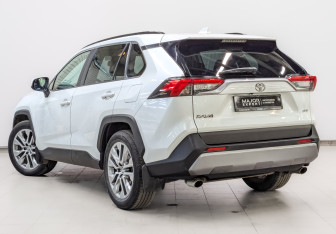 Подержанный автомобиль Toyota RAV4 2020 года (7 фото)