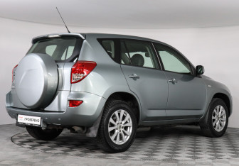 Подержанный автомобиль Toyota RAV4 2006 года (3 фото)