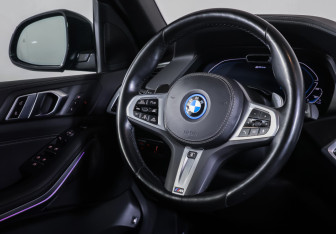 Подержанный автомобиль BMW X5 2022 года (12 фото)
