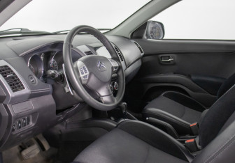 Подержанный автомобиль Citroen C-Crosser 2011 года (10 фото)