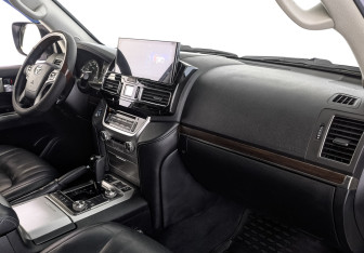 Подержанный автомобиль Toyota Land Cruiser Suv 2015 года (13 фото)