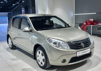 Подержанный автомобиль Renault Sandero 2011 года (3 фото)