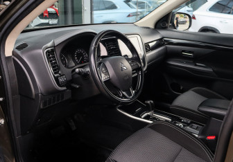 Подержанный автомобиль Mitsubishi Outlander 2019 года (12 фото)