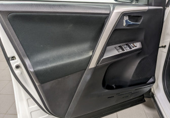 Подержанный автомобиль Toyota RAV4 2017 года (11 фото)