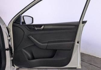 Подержанный автомобиль Skoda Rapid Liftback 2019 года (24 фото)