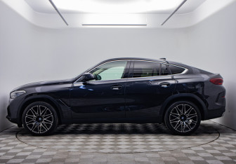 Подержанный автомобиль BMW X6 2020 года (2 фото)