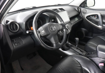 Подержанный автомобиль Toyota RAV4 2008 года (9 фото)