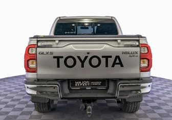 Подержанный автомобиль Toyota Hilux 2022 года (6 фото)