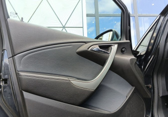 Подержанный автомобиль Opel Astra Sedan 2013 года (16 фото)