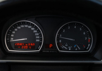 Подержанный автомобиль BMW X3 2010 года (19 фото)