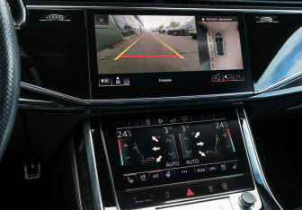 Подержанный автомобиль Audi Q8 2019 года (19 фото)