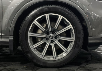Подержанный автомобиль Audi Q7 2021 года (22 фото)