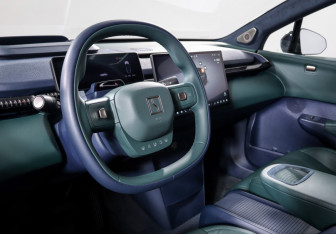 Подержанный автомобиль Zeekr X 2023 года (14 фото)