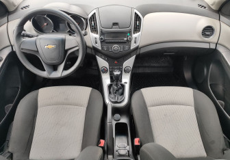 Подержанный автомобиль Chevrolet Cruze Hatchback 2013 года (9 фото)