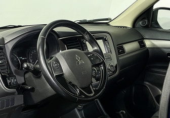 Подержанный автомобиль Mitsubishi Outlander 2015 года (14 фото)