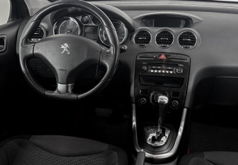 Подержанный автомобиль Peugeot 308 Hatchback 2013 года (19 фото)