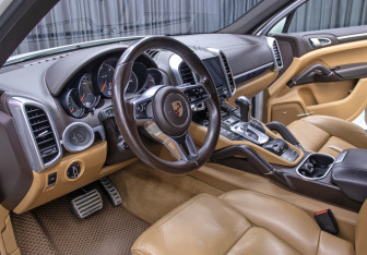 Подержанный автомобиль Porsche Cayenne 2017 года (16 фото)