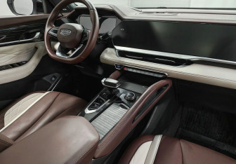 Подержанный автомобиль Geely Monjaro 2023 года (10 фото)