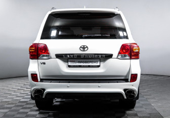 Подержанный автомобиль Toyota Land Cruiser Suv 2014 года (6 фото)