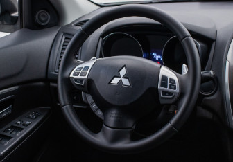Подержанный автомобиль Mitsubishi ASX 2011 года (15 фото)