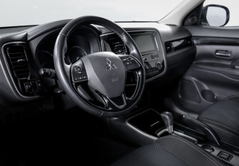 Подержанный автомобиль Mitsubishi Outlander 2018 года (14 фото)
