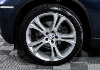 Подержанный автомобиль BMW X6 2013 года (14 фото)