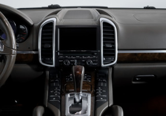 Подержанный автомобиль Porsche Cayenne 2011 года (5 фото)