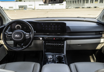 Подержанный автомобиль Kia Carnival 2020 года (14 фото)