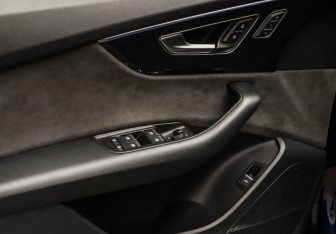 Подержанный автомобиль Audi Q8 2019 года (21 фото)