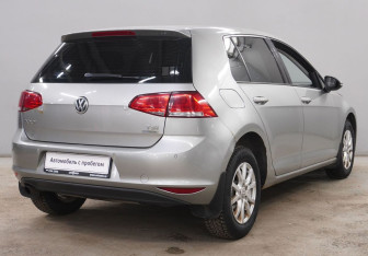 Подержанный автомобиль Volkswagen Golf Hatchback 2012 года (5 фото)