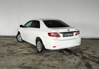 Подержанный автомобиль Toyota Corolla Sedan 2011 года (4 фото)