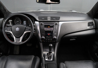 Подержанный автомобиль Suzuki Kizashi 2011 года (10 фото)