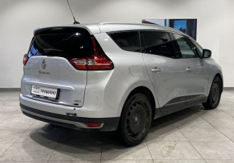 Подержанный автомобиль Renault Scenic 2017 года (5 фото)
