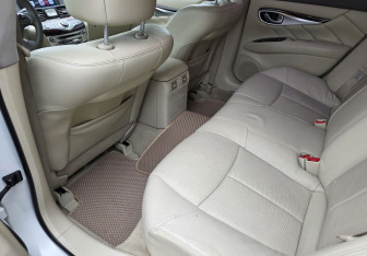 Подержанный автомобиль Infiniti Q70 2015 года (10 фото)